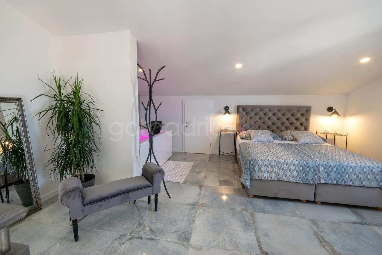 Rooftop Penthouse - Private Hottub & Duplex Whirlpool Makarska Esterno foto